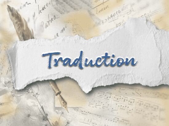 A torn piece of paper with the word traduction written on it.